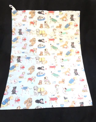 Чайное полотенце Cath Kidston бледно-голубое с играющими собаками - Изображение 1 из 4