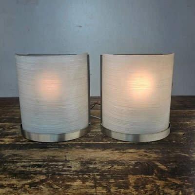 Juego de 2 apliques de pared con luz de tocador de níquel cepillado con vidrio texturizado Foto 1 de 4