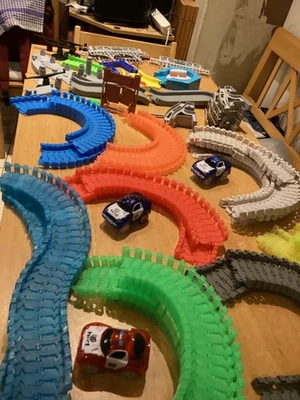 Klick Auto Bahn lauschtet im Dunklen mit 3 Autos und Zubehör - Bild 1 von 4