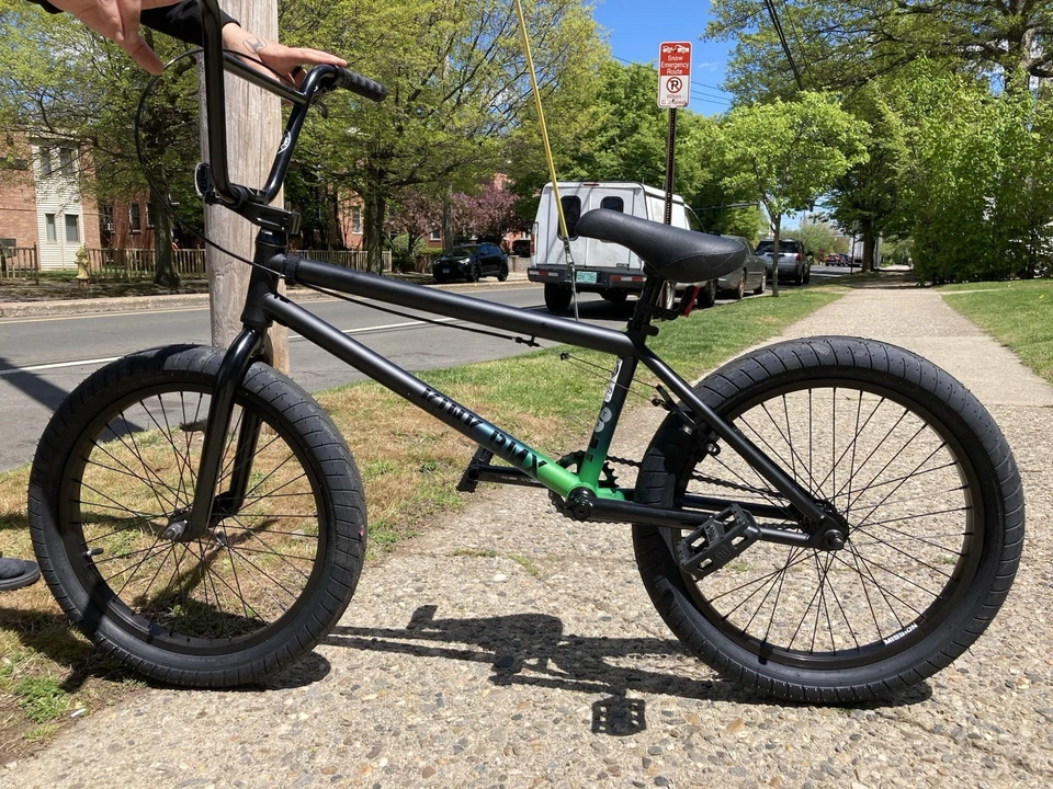 Kink Gap Xl 2023 21 Inch Top Tube Pick Up Only $300 Or Open To Trades - Image 1 of 1