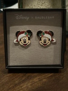 DISNEY X BAUBLEBAR Mickey Mouse Weihnachtsmütze mit Stechpalme Ohrringe - Bild 1 von 3