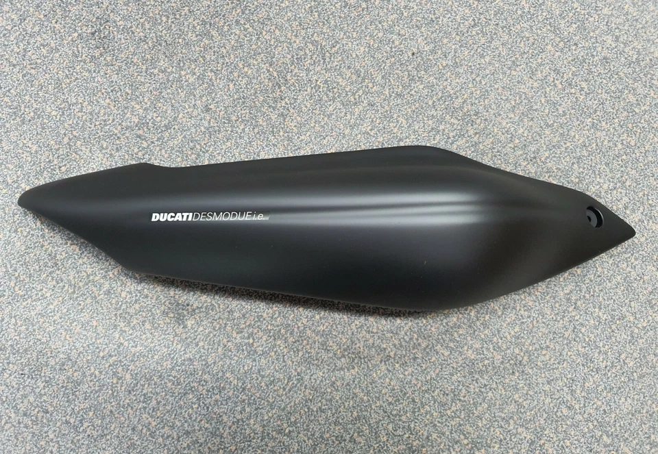 Ducati R/H Rear Fairing Panel, Seat, Matt Black, 750, 800, 900 Sport, 48210251BC — 第 1/1 张图片
