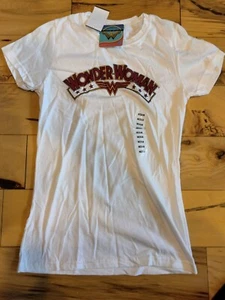 Wonder Woman DC White Short Sleeve T Shirt Red Gold Logo Juniors med - Picture 1 of 5