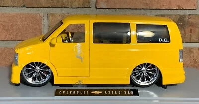 Chevrolet Astro Van 1:18 Jada Dub City Big Ballers amarillo Foto 1 de 4