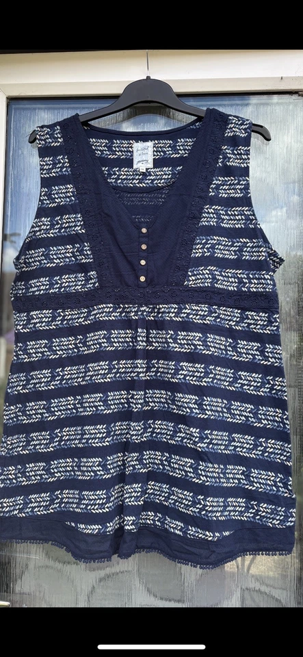 Pretty Summer Top By Mantaray Size 20 - Image 1 of 1