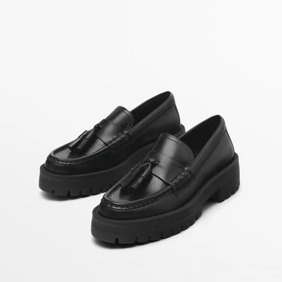 Mocasines Massimo Dutti para mujer de cuero con borla sin cordones plataforma suela plana negros Foto 1 de 4