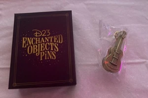GUITARRA DISNEY D23 MAGIA Y MISTERIO MIGUL COCO OBJETOS ENCANTADOS PIN - Imagen 1 de 2