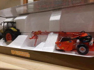 Universal Hobbies Claas Ares 836 mit Kuhn Mähwerk, im Maßstab 1:32 - Bild 1 von 3