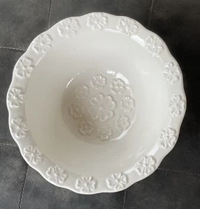 Vintage California USA Daisy Cereal Bowl ALL WHITE Embossed flowers - Picture 1 of 6