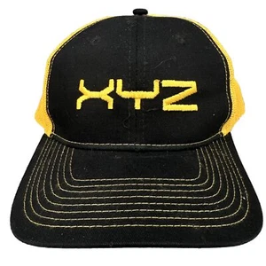 Gorra XYZ bordada en oro sobre tela negra malla dorada puntada superior cierre a presión - Imagen 1 de 12