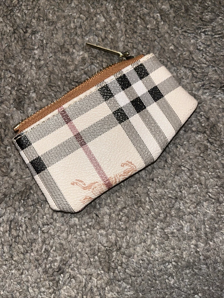 Nuevas gafas de sol/pantallas Burberry Foto 1 de 3