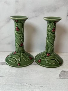 Bordallo Pinheiro Set (2) grüne Stechpalmenblatt & Beere 6" Kerzenständer/-halter - Bild 1 von 7