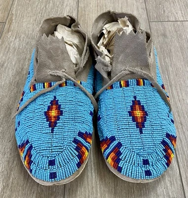 Винтажные индейские туфли-тапочки племени сиу с бисером кожаная внутренняя подошва - Изображение 1 из 4