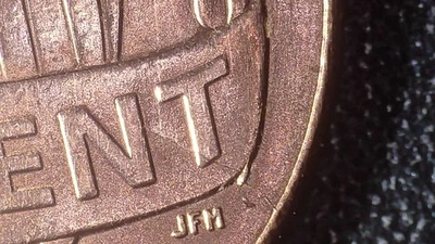 2014 P Lincoln Shield Penny Die Crack And Chip Error On Reverse - Image 1 of 4