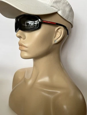 Auténticas gafas de sol negras con logotipo de la firma de PRADA con estuche Foto 1 de 4