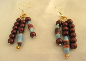 Pendientes colgantes colgantes de 2,5" mezcla azul y marrón cuentas de papel reciclado alambres dorados - Imagen 1 de 2