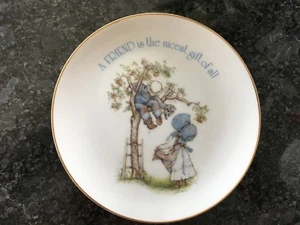 Piatto decorativo vintage Holly Hobbie 6 nel 1978 l'amico è il regalo più bello ECCELLENTE - Foto 1 di 2
