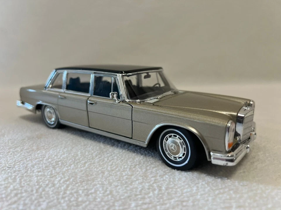 Coche de carreras modelo diecast Mercedes Benz 600 1963 Welly 1:24 nuevo en caja Foto 1 de 4
