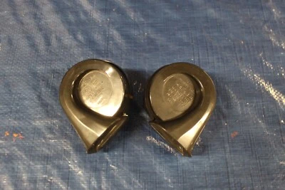 Nissan GT-R 2014 edición negra VR38 3,8 L OEM LH RH par de bocinas delanteras #1271 Foto 1 de 4