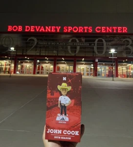 John Cook Cowboy Bobble Head Nebraska Cornhuskers allenatore di pallavolo SGA omaggio - Foto 1 di 6