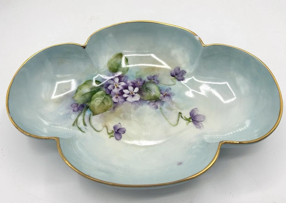 Cuenco o plato de porcelana Limoges Francia borde dorado violetas pintadas a mano vintage Foto 1 de 4