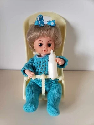 Muñeca bebé vintage, 10", pelo rubio enraizado, con portabebés de plástico y biberón Foto 1 de 4