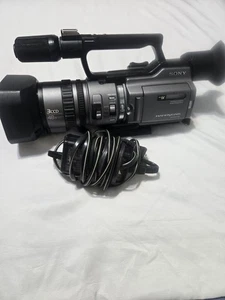 Sony DCR-VX2100 NTSC MiniDV Handycam 3CCD Camcorder NOT WORKING - Picture 1 of 11