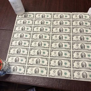 Mint condition 2 dollar bills uncut/uncirculated sheet of 32 complete notes - Picture 1 of 4