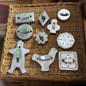 Menge 10 Vintage Aluminium Metall Ausstechformen einige grüne Griffe Vintage - Bild 1 von 4