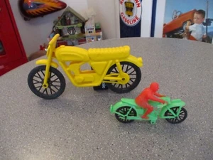 VINTAGE GAY TOYS YELLOW MOTORCYCLE AND GREEN MOTORCYCLE WITH RIDER - Picture 1 of 8