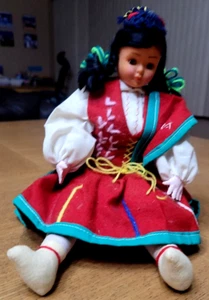 Muñeca cultural de 12" Madeira/Portugal con ojos somnolientos/vestido tradicional rojo - Imagen 1 de 24