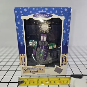NUEVO Hallmark Keepsake Ornament 2003 Snowman's Land Snow Time Like The Present@ - Imagen 1 de 5