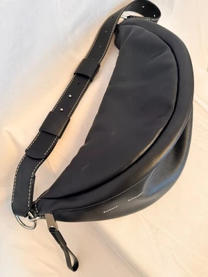 Bolsa tiracolo Proenza Schouler couro vegano etiqueta branca Stanton preta - Imagem 1 de 4