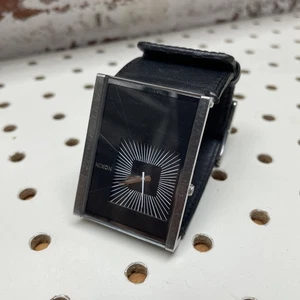 Nixon The Motif Uhr Herren schwarzes Ziffernblatt silberfarben rechteckig neue Batterie - Bild 1 von 12