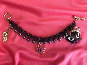 Betsey Johnson Vintage Vampire Slayer Black Cat Head Spider Pearl Charm Bracelet - Picture 1 of 5