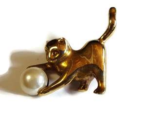 Broche Pin Gato Tono Dorado Metal con Perla Imitada Bola de Hilo 2" x 1.5" - Imagen 1 de 4