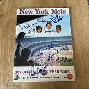 10 AUTOGRAPHS 1969 MIRACLE NEW YORK NY METS OFFICIAL REPRINT YEARBOOK SIGNED - Picture 1 of 8