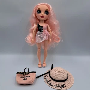 Rainbow High Puppe Pacific Coast Bella Parker mit Outfit Hut Strandpuppe ROSA Haare - Bild 1 von 8