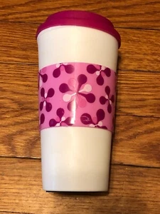 Tazza da caffè rosa riutilizzabile in plastica con manicotto attaccato fondo pattino in gomma - Foto 1 di 2