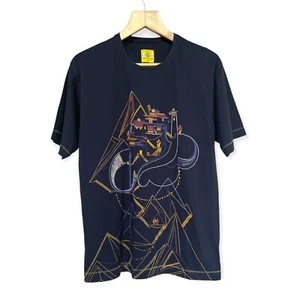 The Play Clan Herren genäht bestickt Treppe marineblau Grafik T-Shirt, Größe XL - Bild 1 von 10