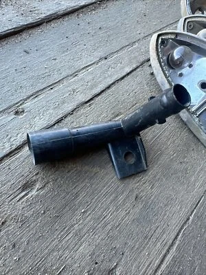 Codo de drenaje con ventilador de aire fresco Volkswagen Super Beetle 1971-1974 Foto 1 de 2