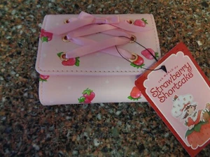 Strawberry Shortcake Erdbeeren 🍓Satin Schnürung Schleife Klappe Druckknopf Geldbörse Neu mit Etikett - Bild 1 von 9