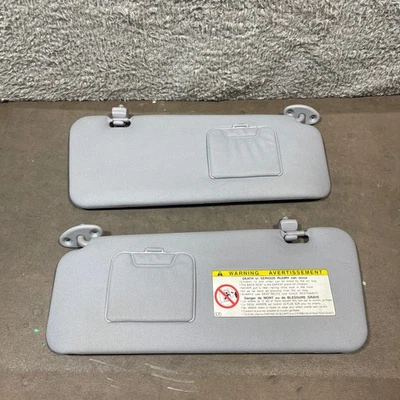01-03 Toyota Rav4 - Juego de parasol conductor y paso - Sombra gris espejo OEM parasol Foto 1 de 4