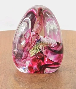 Michelle Kaptur mundgeblasene Kunst Glas Preiselbeere rosa Briefbeschwerer Figur signiert - Bild 1 von 12