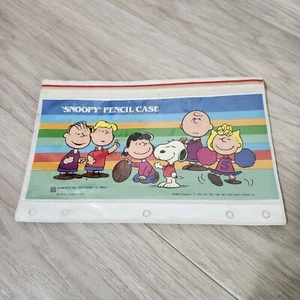 Estuche para lápices Snoopy Plymouth Inc EE. UU. Personajes de maní Charlie Brown Fútbol  - Imagen 1 de 4