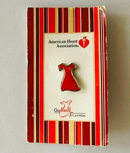 American Heart Association Red Dress Charity Pin Badge Rare Vintage (D6) - Imagen 1 de 2