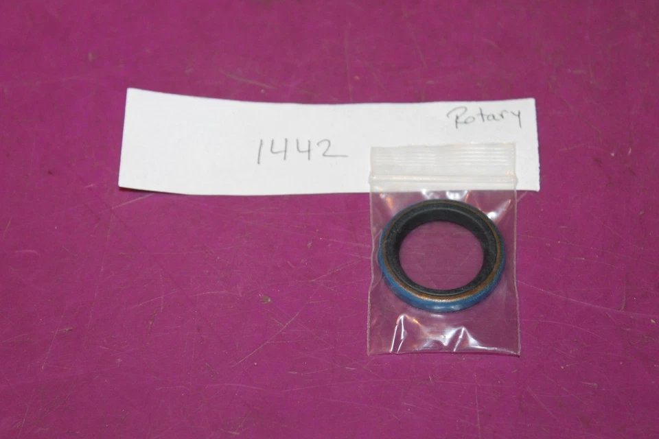 Sello de aceite giratorio. Parte 1442. Se adapta a Briggs & Stratton 299819. Ver foto. Foto 1 de 1