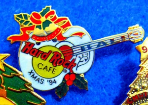 BALI XMAS WHITE CHRISTMAS GUITAR GOLD BELLS HOLLY LEAVES 1994 Hard Rock Cafe PIN - Picture 1 of 1