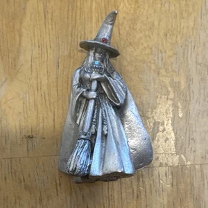 Gallo Zinn Halloween Hexe Magie Hut Kristallkugel Besenstiel Diorama Figur - Bild 1 von 4