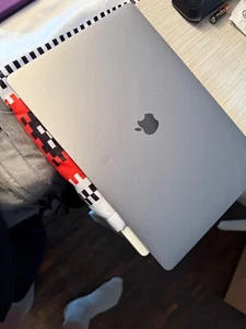 Apple MacBook Pro 16" (1TB SSD, Intel Core i9 8ª generazione, 2,60 GHz, 16GB) - Afbeelding 1 van 6